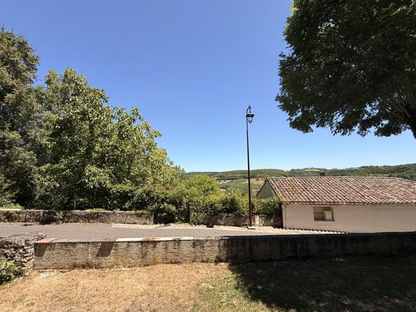 Maison de village en pierre avec vue panoramique sur la vallée