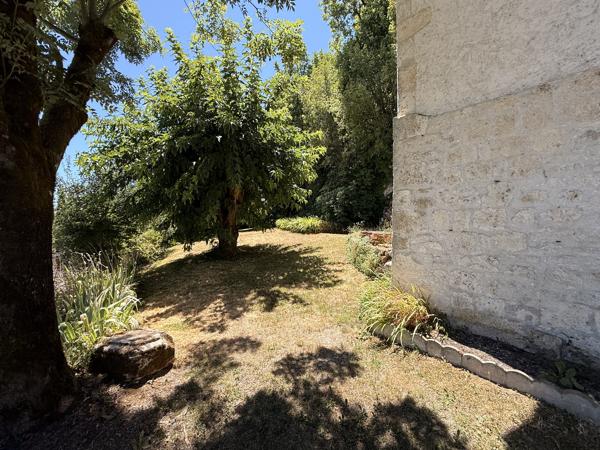 Maison de village en pierre avec vue panoramique sur la vallée