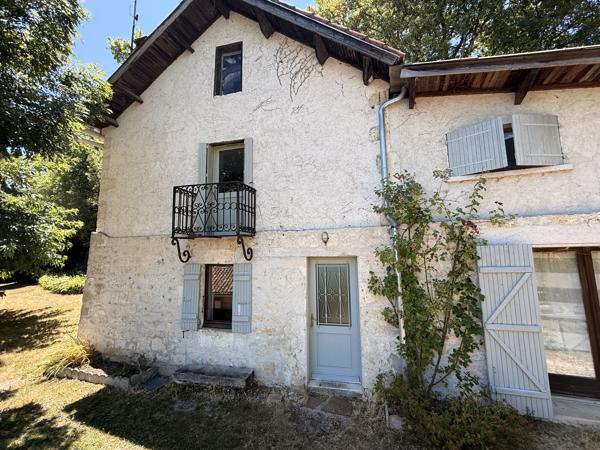 Maison de village en pierre avec vue panoramique sur la vallée