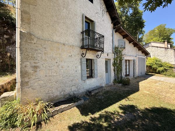 Maison de village en pierre avec vue panoramique sur la vallée