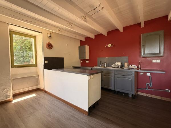 Maison de village en pierre avec vue panoramique sur la vallée