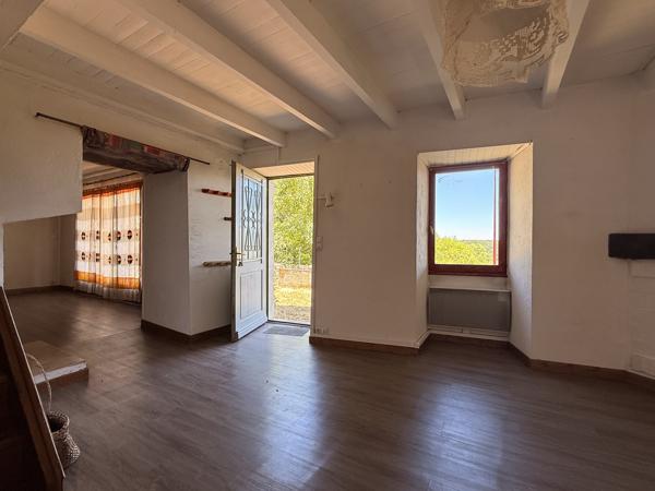 Maison de village en pierre avec vue panoramique sur la vallée