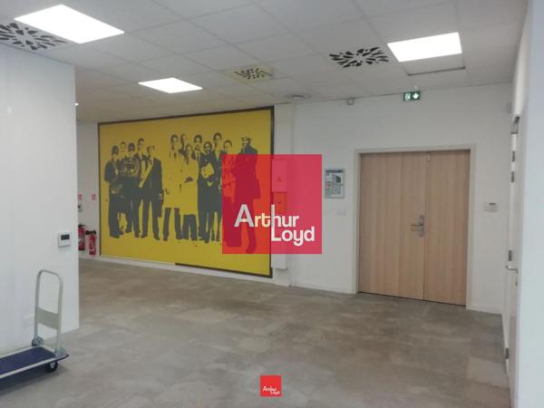Bureau à louer à Échirolles au 3ème étage avec accès facile et lumineux