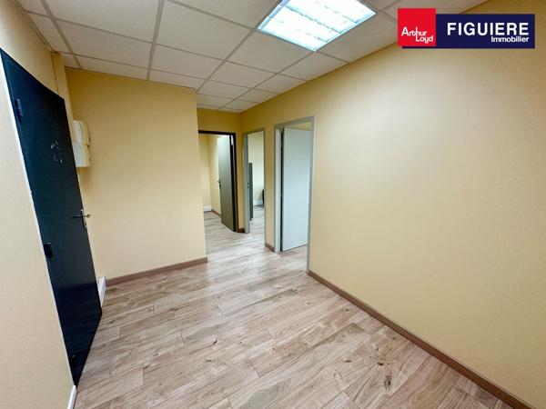 BUREAUX À VENDRE AVEC PARKING À EGUILLES