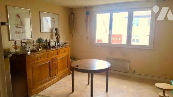 PLOUESCAT, en plein bourg de cette charmante station balnéaire. 

Appartement t4 de 75m2 situ...