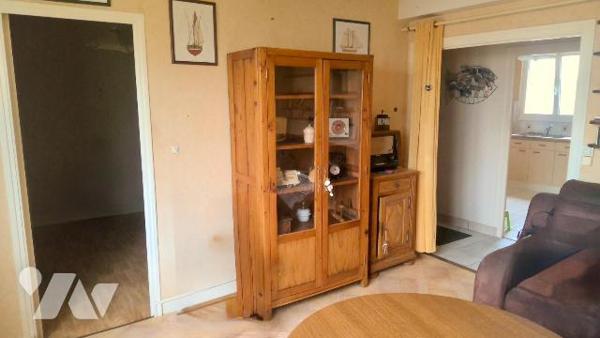 PLOUESCAT, en plein bourg de cette charmante station balnéaire. 

Appartement t4 de 75m2 situ...