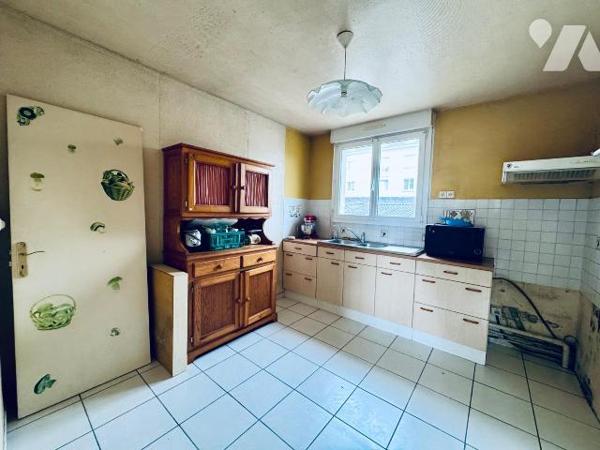 PLOUESCAT, en plein bourg de cette charmante station balnéaire. 

Appartement t4 de 75m2 situ...