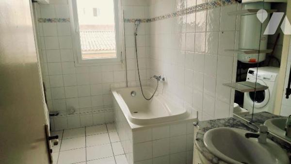PLOUESCAT, en plein bourg de cette charmante station balnéaire. 

Appartement t4 de 75m2 situ...
