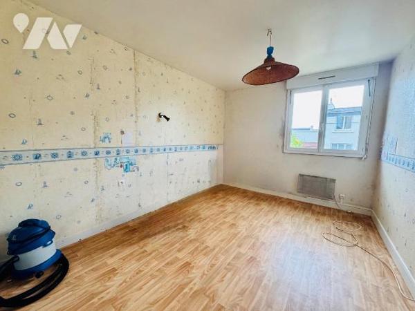 PLOUESCAT, en plein bourg de cette charmante station balnéaire. 

Appartement t4 de 75m2 situ...