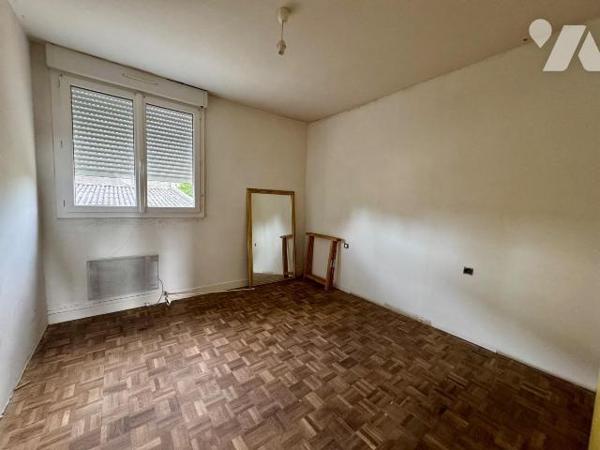 PLOUESCAT, en plein bourg de cette charmante station balnéaire. 

Appartement t4 de 75m2 situ...
