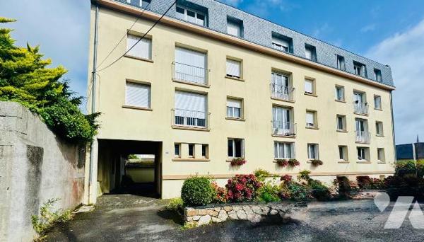 PLOUESCAT, en plein bourg de cette charmante station balnéaire. 

Appartement t4 de 75m2 situ...