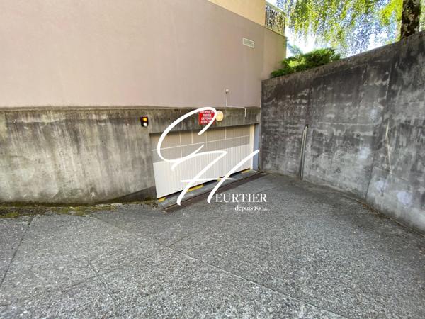 GRENOBLE - Place de parking moto
