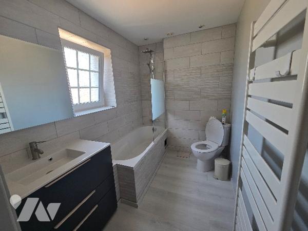 A 11kms de Lillebonne, maison en colombages d'~151m², sur environ 600m² de terrain, 4 chambres.
