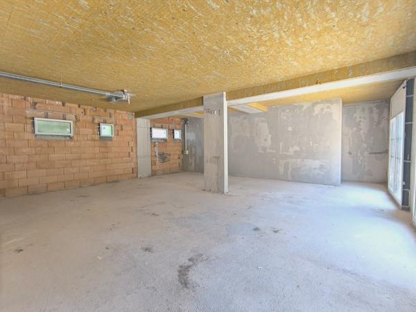 🌟 Local commercial de 94,71 m² avec vitrine – Châteauneuf-de-Gadagne