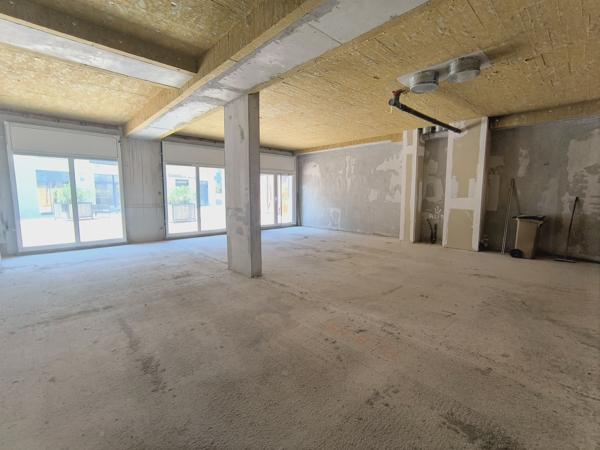🌟 Local commercial de 94,71 m² avec vitrine – Châteauneuf-de-Gadagne