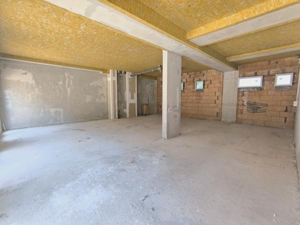 🌟 Local commercial de 94,71 m² avec vitrine – Châteauneuf-de-Gadagne
