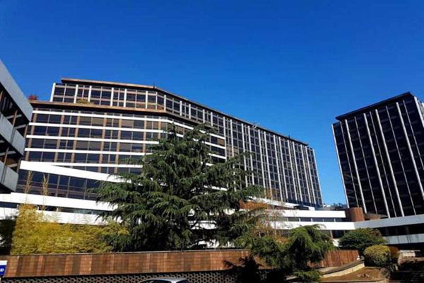 A vendre, proche gare et Domaine de St Cloud, les bureaux de la Colline