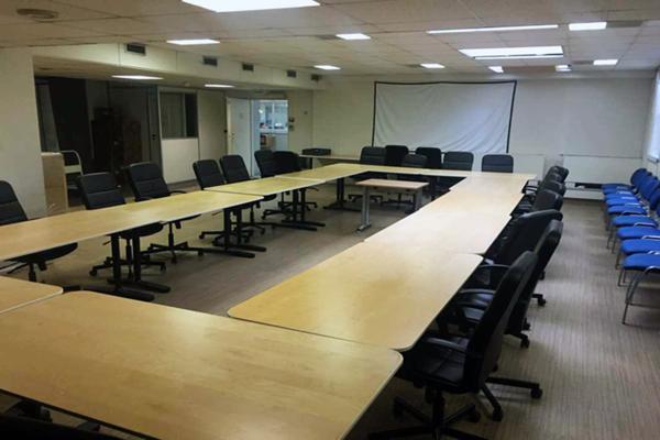 A vendre, proche gare et Domaine de St Cloud, les bureaux de la Colline