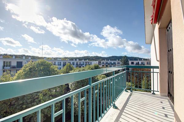 APPARTEMENT RUEIL-MALMAISON BORD DE SEINE 3 PIECES 2 CHAMBRES DERNIER ETAGE BALCON EXPOSITION SUD A RENOVER