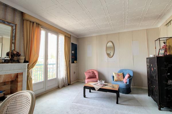 APPARTEMENT RUEIL-MALMAISON BORD DE SEINE 3 PIECES 2 CHAMBRES DERNIER ETAGE BALCON EXPOSITION SUD A RENOVER