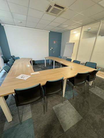 LOCATION BUREAUX A ECHIRE PROCHE MENDES FRANCE NIORT ENVIRON 305m2 AVEC PARKINGS BELLE VISIBILITE PROCHE RESTAURATION ET AUTOROUTE