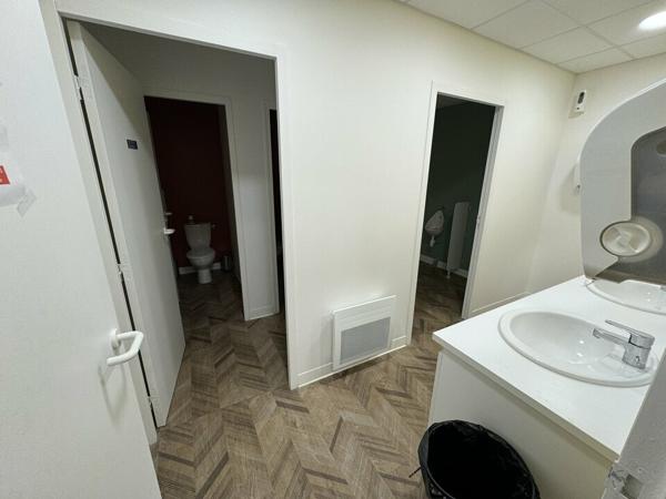 LOCATION BUREAUX A ECHIRE PROCHE MENDES FRANCE NIORT ENVIRON 305m2 AVEC PARKINGS BELLE VISIBILITE PROCHE RESTAURATION ET AUTOROUTE