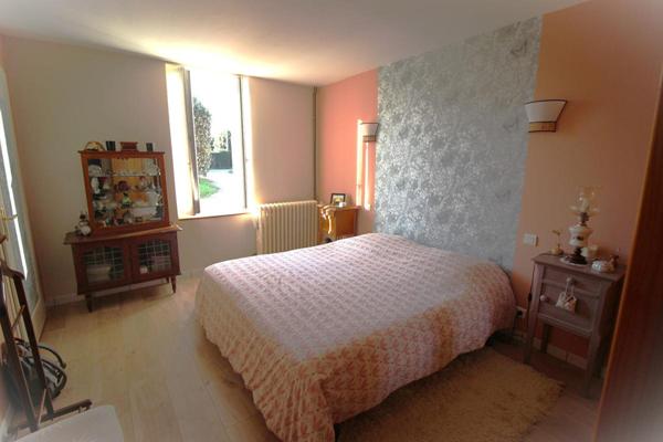 PONS - 17800 - Maison 3 ch -157 m2 + Dépendances 130 m²