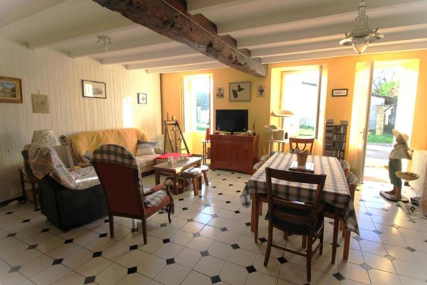 PONS - 17800 - Maison 3 ch -157 m2 + Dépendances 130 m²