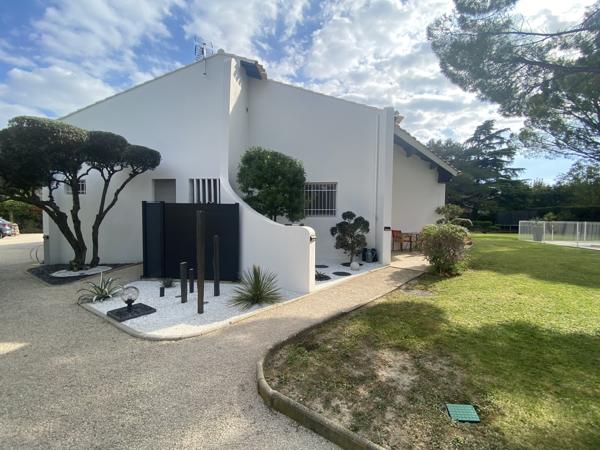 Propriete
                                                                                                                                                                                                                                                                                                                        5 pièce(s)                                                                                                                                                                                                          4 chambre(s)                                                                                                                                                                                                          195  m²