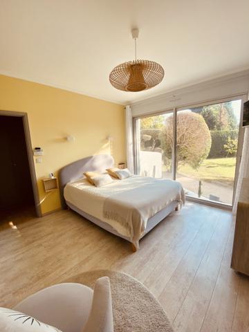 Propriete
                                                                                                                                                                                                                                                                                                                        5 pièce(s)                                                                                                                                                                                                          4 chambre(s)                                                                                                                                                                                                          195  m²
