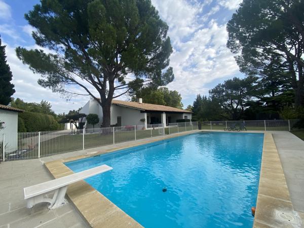 Propriete
                                                                                                                                                                                                                                                                                                                        5 pièce(s)                                                                                                                                                                                                          4 chambre(s)                                                                                                                                                                                                          195  m²