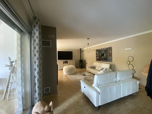 Propriete
                                                                                                                                                                                                                                                                                                                        5 pièce(s)                                                                                                                                                                                                          4 chambre(s)                                                                                                                                                                                                          195  m²