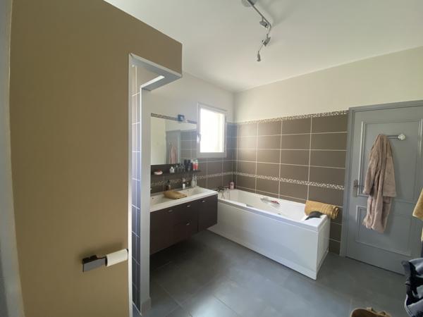 Propriete
                                                                                                                                                                                                                                                                                                                        5 pièce(s)                                                                                                                                                                                                          4 chambre(s)                                                                                                                                                                                                          195  m²