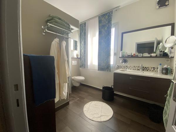 Propriete
                                                                                                                                                                                                                                                                                                                        5 pièce(s)                                                                                                                                                                                                          4 chambre(s)                                                                                                                                                                                                          195  m²