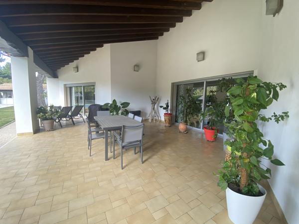 Propriete
                                                                                                                                                                                                                                                                                                                        5 pièce(s)                                                                                                                                                                                                          4 chambre(s)                                                                                                                                                                                                          195  m²