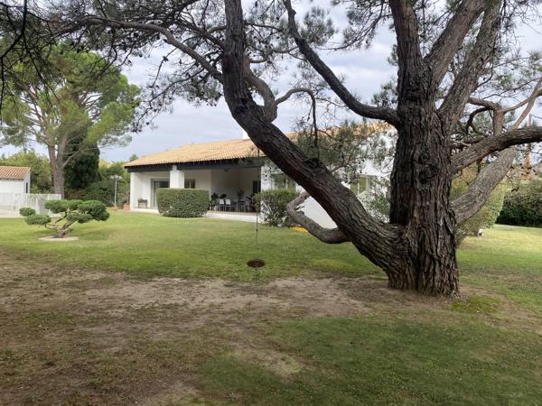 Propriete
                                                                                                                                                                                                                                                                                                                        5 pièce(s)                                                                                                                                                                                                          4 chambre(s)                                                                                                                                                                                                          195  m²