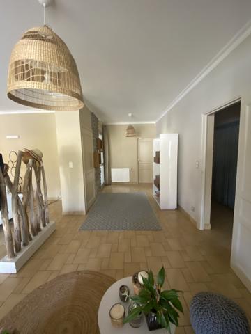 Propriete
                                                                                                                                                                                                                                                                                                                        5 pièce(s)                                                                                                                                                                                                          4 chambre(s)                                                                                                                                                                                                          195  m²