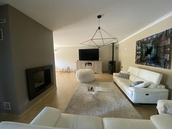 Propriete
                                                                                                                                                                                                                                                                                                                        5 pièce(s)                                                                                                                                                                                                          4 chambre(s)                                                                                                                                                                                                          195  m²