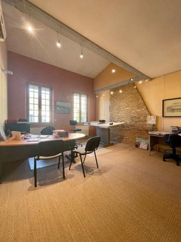 Centre-ville de Bergerac ? Local professionnel avec potentiel d'habitation.