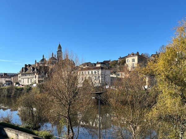 A vendre maison avec 5 chambres, garage, jardin et une vue sur PÉRIGUEUX 24000