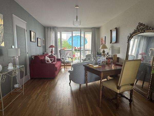 Fabien CHARLES – BSK Immobilier vous propose de découvrir ce bel appartement familial de 92 m², idéalement situé dans le secteur recherché des Jardins, à proximité immédiate d e la rue de Paris à Compiègne.

Au sein d'une résidence sécurisée et parfaitement entretenue avec gardien, composée de seulement trois étages, profitez d'un environnement calme et verdoyant, à deux pas des commerces, des écoles, des transports et d'un parc arboré propice aux promenades et aux moments de détente.

Situé au deuxième étage, cet appartement traversant séduit dès l'entrée par sa luminosité exceptionnelle et ses volumes généreux. Son espace de vie de plus de 30 m², ouvert sur deux balcons situés à chaque extrémité, bénéficie d'une ventilation naturelle particulièrement appréciable durant les périodes de fortes chaleurs. Un véritable atout pour profiter d'un intérieur agréable et tempéré tout au long de l'été.

La cuisine, entièrement équipée et aménagée, allie fonctionnalité et convivialité. Côté nuit, deux grandes chambres avec rangements intégrés offrent confort et sérénité. Une salle de bains avec double vasque ainsi que des WC indépendants complètent harmonieusement l'ensemble.

Pensé pour un confort de vie au quotidien, ce bien ne nécessite aucun travaux. Il dispose d'un parquet élégant sur la quasi-totalité de sa superficie, de menuiseries PVC en double vitrage garantissant une bonne isolation thermique et phonique, ainsi que de la fibre optique pour répondre aux besoins du télétravail et des loisirs numériques.

Une cave privative vient compléter ce bien et des boxes sont disponibles à la location à proximité immédiate.

Les + qui feront la différence :

* Appartement traversant favorisant une circulation naturelle de l'air ;
* Deux balcons pour profiter des extérieurs à tout moment de la journée ;
* Résidence calme, verdoyante et sécurisée avec gardien ;
* Aucun travaux à prévoir ;
* Double vitrage PVC et fibre optique ;
* Proximité immédiate des commodités et des espaces verts.

Un appartement lumineux, confortable été comme hiver, offrant un cadre de vie privilégié dans l'un des secteurs les plus appréciés de Compiègne.

Une visite s'impose ! Contactez-moi sans tarder.