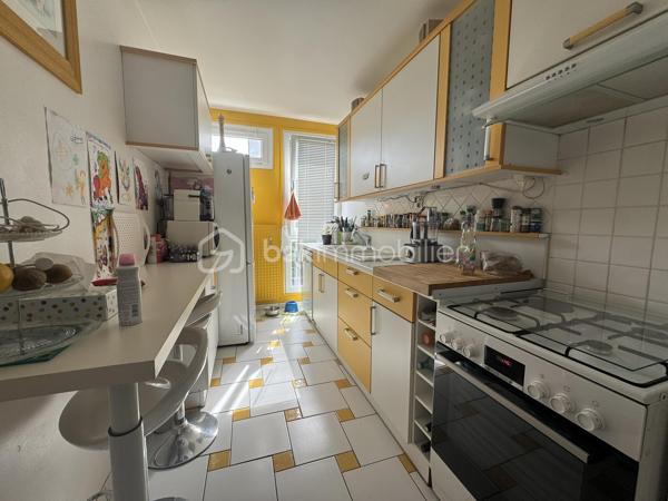 Fabien CHARLES – BSK Immobilier vous propose de découvrir ce bel appartement familial de 92 m², idéalement situé dans le secteur recherché des Jardins, à proximité immédiate d e la rue de Paris à Compiègne.

Au sein d'une résidence sécurisée et parfaitement entretenue avec gardien, composée de seulement trois étages, profitez d'un environnement calme et verdoyant, à deux pas des commerces, des écoles, des transports et d'un parc arboré propice aux promenades et aux moments de détente.

Situé au deuxième étage, cet appartement traversant séduit dès l'entrée par sa luminosité exceptionnelle et ses volumes généreux. Son espace de vie de plus de 30 m², ouvert sur deux balcons situés à chaque extrémité, bénéficie d'une ventilation naturelle particulièrement appréciable durant les périodes de fortes chaleurs. Un véritable atout pour profiter d'un intérieur agréable et tempéré tout au long de l'été.

La cuisine, entièrement équipée et aménagée, allie fonctionnalité et convivialité. Côté nuit, deux grandes chambres avec rangements intégrés offrent confort et sérénité. Une salle de bains avec double vasque ainsi que des WC indépendants complètent harmonieusement l'ensemble.

Pensé pour un confort de vie au quotidien, ce bien ne nécessite aucun travaux. Il dispose d'un parquet élégant sur la quasi-totalité de sa superficie, de menuiseries PVC en double vitrage garantissant une bonne isolation thermique et phonique, ainsi que de la fibre optique pour répondre aux besoins du télétravail et des loisirs numériques.

Une cave privative vient compléter ce bien et des boxes sont disponibles à la location à proximité immédiate.

Les + qui feront la différence :

* Appartement traversant favorisant une circulation naturelle de l'air ;
* Deux balcons pour profiter des extérieurs à tout moment de la journée ;
* Résidence calme, verdoyante et sécurisée avec gardien ;
* Aucun travaux à prévoir ;
* Double vitrage PVC et fibre optique ;
* Proximité immédiate des commodités et des espaces verts.

Un appartement lumineux, confortable été comme hiver, offrant un cadre de vie privilégié dans l'un des secteurs les plus appréciés de Compiègne.

Une visite s'impose ! Contactez-moi sans tarder.