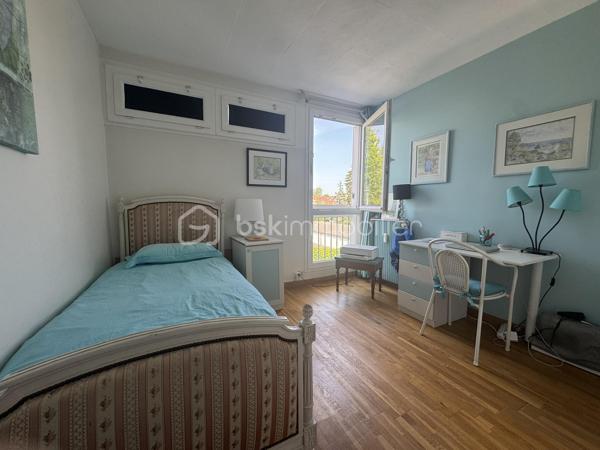 Fabien CHARLES – BSK Immobilier vous propose de découvrir ce bel appartement familial de 92 m², idéalement situé dans le secteur recherché des Jardins, à proximité immédiate d e la rue de Paris à Compiègne.

Au sein d'une résidence sécurisée et parfaitement entretenue avec gardien, composée de seulement trois étages, profitez d'un environnement calme et verdoyant, à deux pas des commerces, des écoles, des transports et d'un parc arboré propice aux promenades et aux moments de détente.

Situé au deuxième étage, cet appartement traversant séduit dès l'entrée par sa luminosité exceptionnelle et ses volumes généreux. Son espace de vie de plus de 30 m², ouvert sur deux balcons situés à chaque extrémité, bénéficie d'une ventilation naturelle particulièrement appréciable durant les périodes de fortes chaleurs. Un véritable atout pour profiter d'un intérieur agréable et tempéré tout au long de l'été.

La cuisine, entièrement équipée et aménagée, allie fonctionnalité et convivialité. Côté nuit, deux grandes chambres avec rangements intégrés offrent confort et sérénité. Une salle de bains avec double vasque ainsi que des WC indépendants complètent harmonieusement l'ensemble.

Pensé pour un confort de vie au quotidien, ce bien ne nécessite aucun travaux. Il dispose d'un parquet élégant sur la quasi-totalité de sa superficie, de menuiseries PVC en double vitrage garantissant une bonne isolation thermique et phonique, ainsi que de la fibre optique pour répondre aux besoins du télétravail et des loisirs numériques.

Une cave privative vient compléter ce bien et des boxes sont disponibles à la location à proximité immédiate.

Les + qui feront la différence :

* Appartement traversant favorisant une circulation naturelle de l'air ;
* Deux balcons pour profiter des extérieurs à tout moment de la journée ;
* Résidence calme, verdoyante et sécurisée avec gardien ;
* Aucun travaux à prévoir ;
* Double vitrage PVC et fibre optique ;
* Proximité immédiate des commodités et des espaces verts.

Un appartement lumineux, confortable été comme hiver, offrant un cadre de vie privilégié dans l'un des secteurs les plus appréciés de Compiègne.

Une visite s'impose ! Contactez-moi sans tarder.