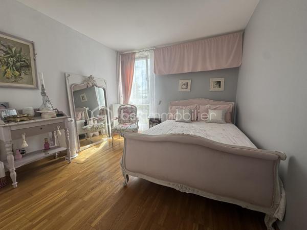 Fabien CHARLES – BSK Immobilier vous propose de découvrir ce bel appartement familial de 92 m², idéalement situé dans le secteur recherché des Jardins, à proximité immédiate d e la rue de Paris à Compiègne.

Au sein d'une résidence sécurisée et parfaitement entretenue avec gardien, composée de seulement trois étages, profitez d'un environnement calme et verdoyant, à deux pas des commerces, des écoles, des transports et d'un parc arboré propice aux promenades et aux moments de détente.

Situé au deuxième étage, cet appartement traversant séduit dès l'entrée par sa luminosité exceptionnelle et ses volumes généreux. Son espace de vie de plus de 30 m², ouvert sur deux balcons situés à chaque extrémité, bénéficie d'une ventilation naturelle particulièrement appréciable durant les périodes de fortes chaleurs. Un véritable atout pour profiter d'un intérieur agréable et tempéré tout au long de l'été.

La cuisine, entièrement équipée et aménagée, allie fonctionnalité et convivialité. Côté nuit, deux grandes chambres avec rangements intégrés offrent confort et sérénité. Une salle de bains avec double vasque ainsi que des WC indépendants complètent harmonieusement l'ensemble.

Pensé pour un confort de vie au quotidien, ce bien ne nécessite aucun travaux. Il dispose d'un parquet élégant sur la quasi-totalité de sa superficie, de menuiseries PVC en double vitrage garantissant une bonne isolation thermique et phonique, ainsi que de la fibre optique pour répondre aux besoins du télétravail et des loisirs numériques.

Une cave privative vient compléter ce bien et des boxes sont disponibles à la location à proximité immédiate.

Les + qui feront la différence :

* Appartement traversant favorisant une circulation naturelle de l'air ;
* Deux balcons pour profiter des extérieurs à tout moment de la journée ;
* Résidence calme, verdoyante et sécurisée avec gardien ;
* Aucun travaux à prévoir ;
* Double vitrage PVC et fibre optique ;
* Proximité immédiate des commodités et des espaces verts.

Un appartement lumineux, confortable été comme hiver, offrant un cadre de vie privilégié dans l'un des secteurs les plus appréciés de Compiègne.

Une visite s'impose ! Contactez-moi sans tarder.