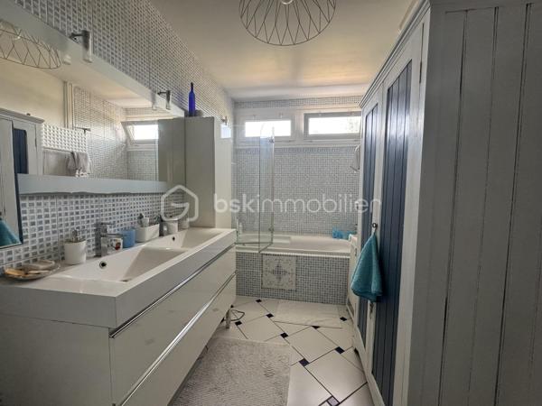 Fabien CHARLES – BSK Immobilier vous propose de découvrir ce bel appartement familial de 92 m², idéalement situé dans le secteur recherché des Jardins, à proximité immédiate d e la rue de Paris à Compiègne.

Au sein d'une résidence sécurisée et parfaitement entretenue avec gardien, composée de seulement trois étages, profitez d'un environnement calme et verdoyant, à deux pas des commerces, des écoles, des transports et d'un parc arboré propice aux promenades et aux moments de détente.

Situé au deuxième étage, cet appartement traversant séduit dès l'entrée par sa luminosité exceptionnelle et ses volumes généreux. Son espace de vie de plus de 30 m², ouvert sur deux balcons situés à chaque extrémité, bénéficie d'une ventilation naturelle particulièrement appréciable durant les périodes de fortes chaleurs. Un véritable atout pour profiter d'un intérieur agréable et tempéré tout au long de l'été.

La cuisine, entièrement équipée et aménagée, allie fonctionnalité et convivialité. Côté nuit, deux grandes chambres avec rangements intégrés offrent confort et sérénité. Une salle de bains avec double vasque ainsi que des WC indépendants complètent harmonieusement l'ensemble.

Pensé pour un confort de vie au quotidien, ce bien ne nécessite aucun travaux. Il dispose d'un parquet élégant sur la quasi-totalité de sa superficie, de menuiseries PVC en double vitrage garantissant une bonne isolation thermique et phonique, ainsi que de la fibre optique pour répondre aux besoins du télétravail et des loisirs numériques.

Une cave privative vient compléter ce bien et des boxes sont disponibles à la location à proximité immédiate.

Les + qui feront la différence :

* Appartement traversant favorisant une circulation naturelle de l'air ;
* Deux balcons pour profiter des extérieurs à tout moment de la journée ;
* Résidence calme, verdoyante et sécurisée avec gardien ;
* Aucun travaux à prévoir ;
* Double vitrage PVC et fibre optique ;
* Proximité immédiate des commodités et des espaces verts.

Un appartement lumineux, confortable été comme hiver, offrant un cadre de vie privilégié dans l'un des secteurs les plus appréciés de Compiègne.

Une visite s'impose ! Contactez-moi sans tarder.