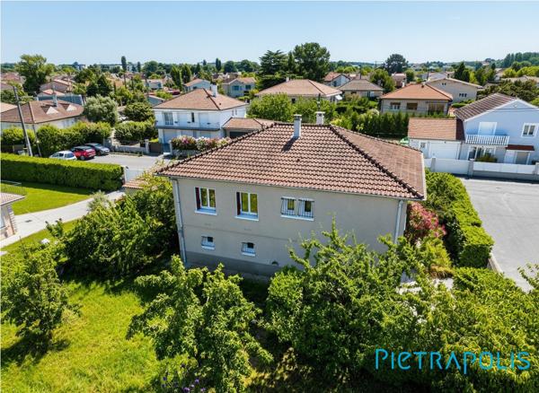 EXCLUSIVITÉ PIETRAPOLIS – MEYZIEU (69330) – Maison type FAVIER 130 m² – 5 chambres – Fort potentiel avec studio indépendant / Airbnb – Terrain piscinable de 695 m² – Secteur très calme – 10 min à pied du Groupama Stadium & LDLC Arena