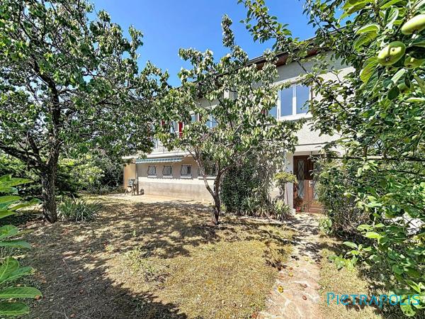 EXCLUSIVITÉ PIETRAPOLIS – MEYZIEU (69330) – Maison type FAVIER 130 m² – 5 chambres – Fort potentiel avec studio indépendant / Airbnb – Terrain piscinable de 695 m² – Secteur très calme – 10 min à pied du Groupama Stadium & LDLC Arena