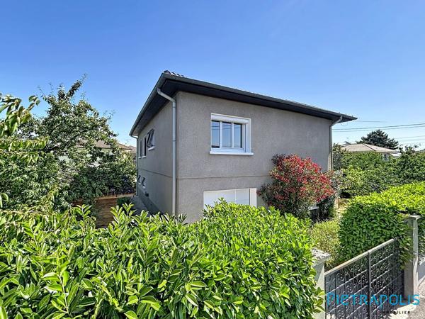 EXCLUSIVITÉ PIETRAPOLIS – MEYZIEU (69330) – Maison type FAVIER 130 m² – 5 chambres – Fort potentiel avec studio indépendant / Airbnb – Terrain piscinable de 695 m² – Secteur très calme – 10 min à pied du Groupama Stadium & LDLC Arena