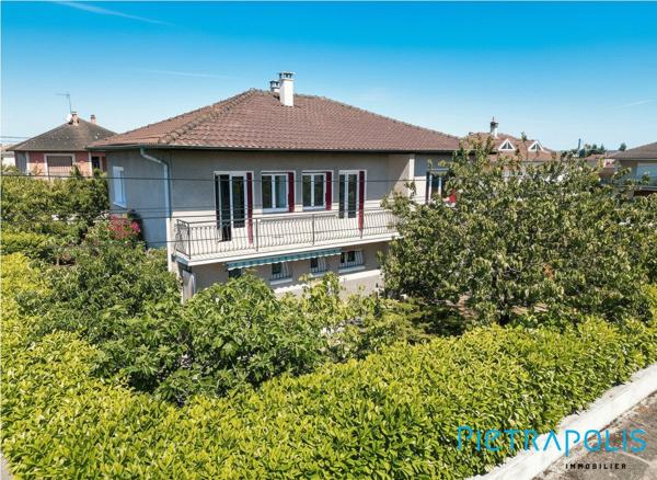 EXCLUSIVITÉ PIETRAPOLIS – MEYZIEU (69330) – Maison type FAVIER 130 m² – 5 chambres – Fort potentiel avec studio indépendant / Airbnb – Terrain piscinable de 695 m² – Secteur très calme – 10 min à pied du Groupama Stadium & LDLC Arena