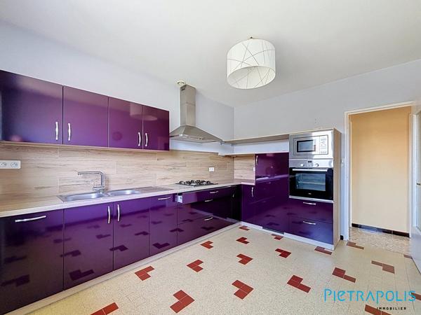 EXCLUSIVITÉ PIETRAPOLIS – MEYZIEU (69330) – Maison type FAVIER 130 m² – 5 chambres – Fort potentiel avec studio indépendant / Airbnb – Terrain piscinable de 695 m² – Secteur très calme – 10 min à pied du Groupama Stadium & LDLC Arena